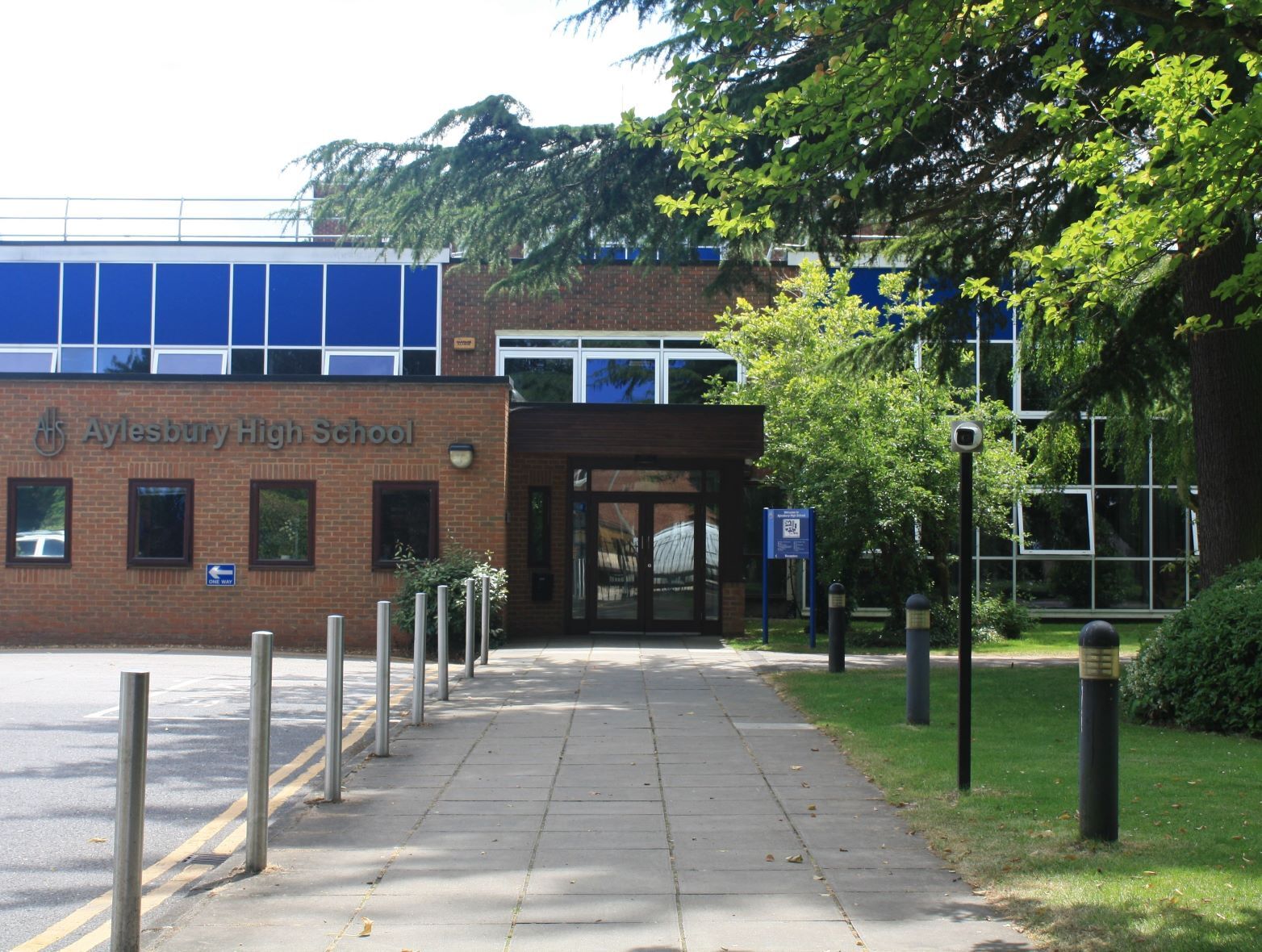 Aylesbury School front entrance2